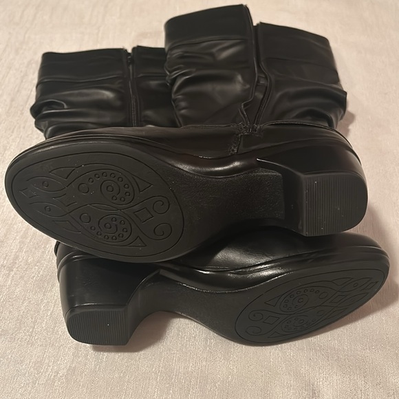 Easy Street Women’s ‘Jayda’ Style Wide Calf Scrunch Style Heeled Boots Size 7.5 - Picture 13 of 13